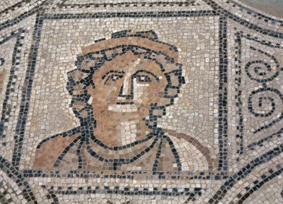 Mujer romana, del suelo de una casa de Roman